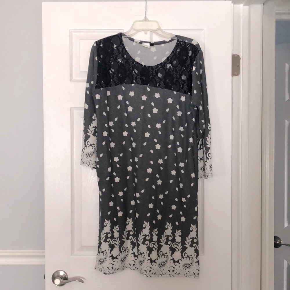 3/4 sleeve dress, brand new, never worn, perfect for leggings!